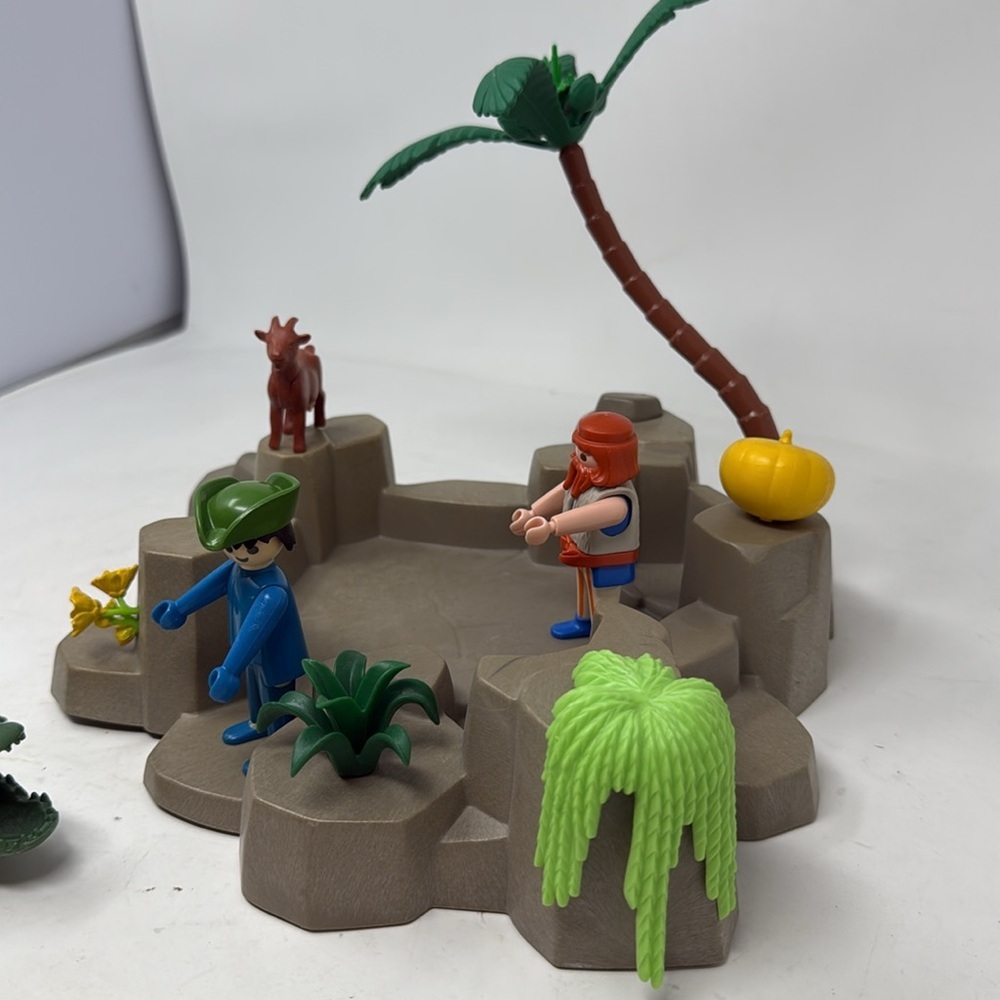 Playmobil Island Playset with Green Alligator and Figures - Picture 7 of 10